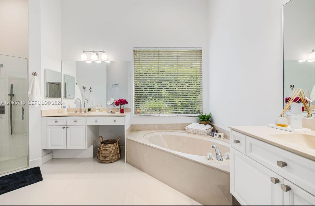 1604 Victoria Pointe Ln, Weston, FL 33327 Photo