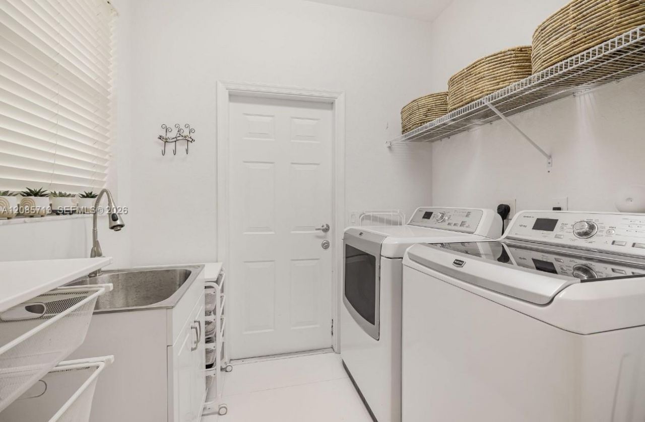 1604 Victoria Pointe Ln, Weston, FL 33327 Photo