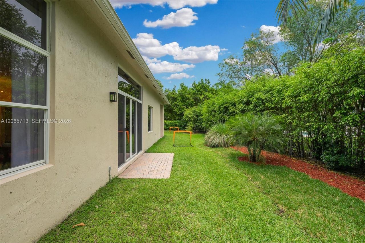 1604 Victoria Pointe Ln, Weston, FL 33327 Photo