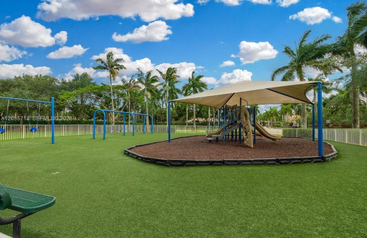 1604 Victoria Pointe Ln, Weston, FL 33327 Photo