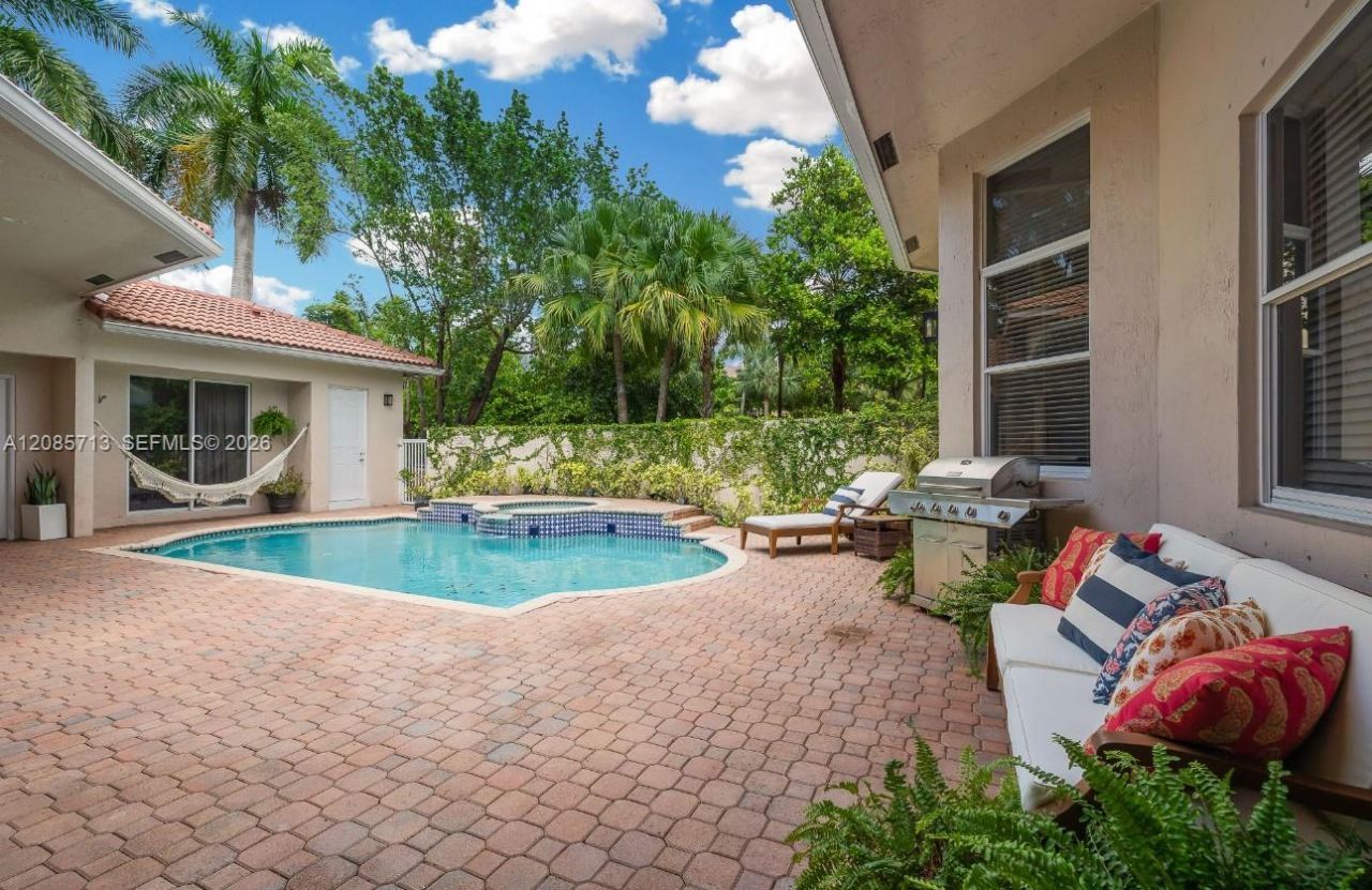 1604 Victoria Pointe Ln, Weston, FL 33327 Photo