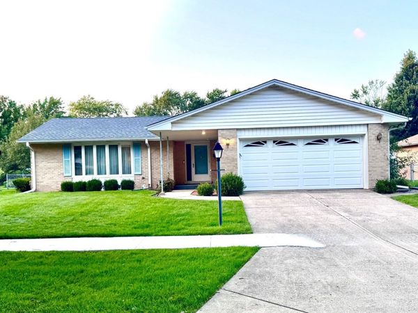 1610 E Dogwood Lane , Mount Prospect, IL 60056
