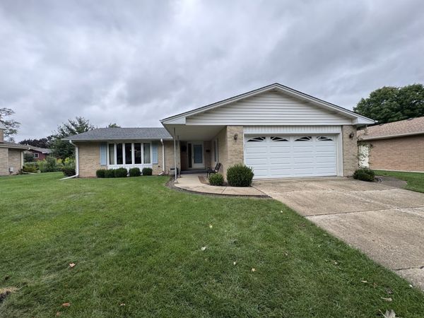 1610 E Dogwood Lane , Mount Prospect, IL 60056