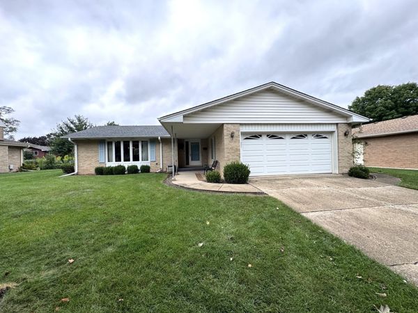 1610 E Dogwood Lane, Mount Prospect, IL 60056