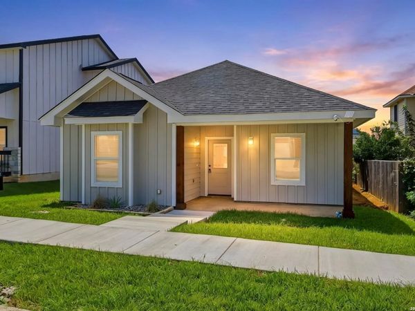 133 Lark Hill Rd, Floresville, TX 78114