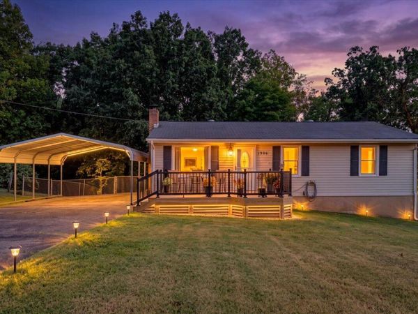 1906 Captain DR, Salem, VA 24153