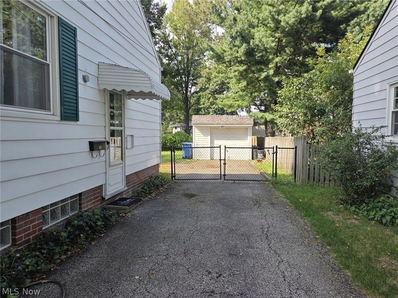 21444 Northwood Avenue, Fairview Park, OH 44126 Photo 12