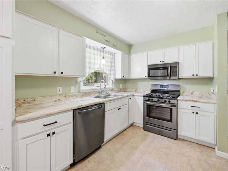281 Cricklewood Drive, Cortland, OH 44410 Photo 10