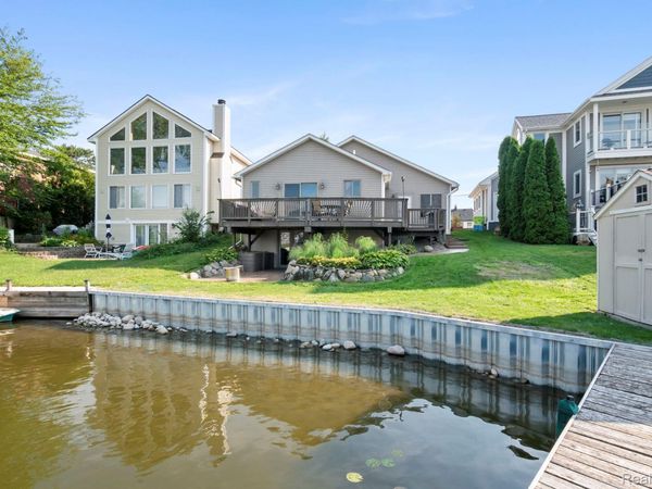 9484 Bonnie Briar Street, White Lake Township, Mi 48386