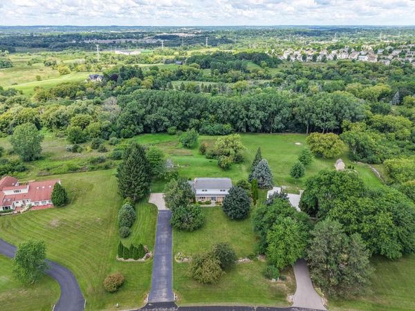 S40W22816 Sommers Hills DRIVE, Waukesha, WI 53189