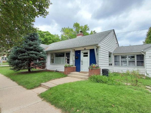 700 E Chateau PLACE, Whitefish Bay, WI 53217