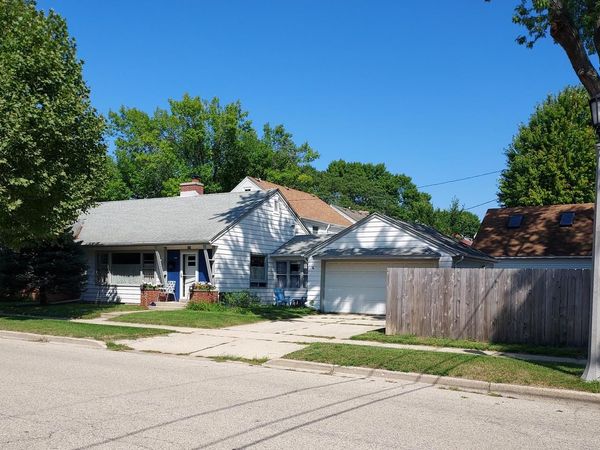 700 E Chateau PLACE, Whitefish Bay, WI 53217