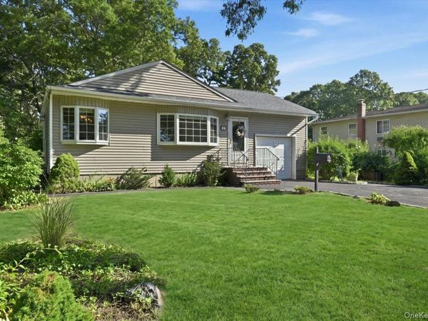 25 W Oakdale Street , Bay Shore, NY 11706