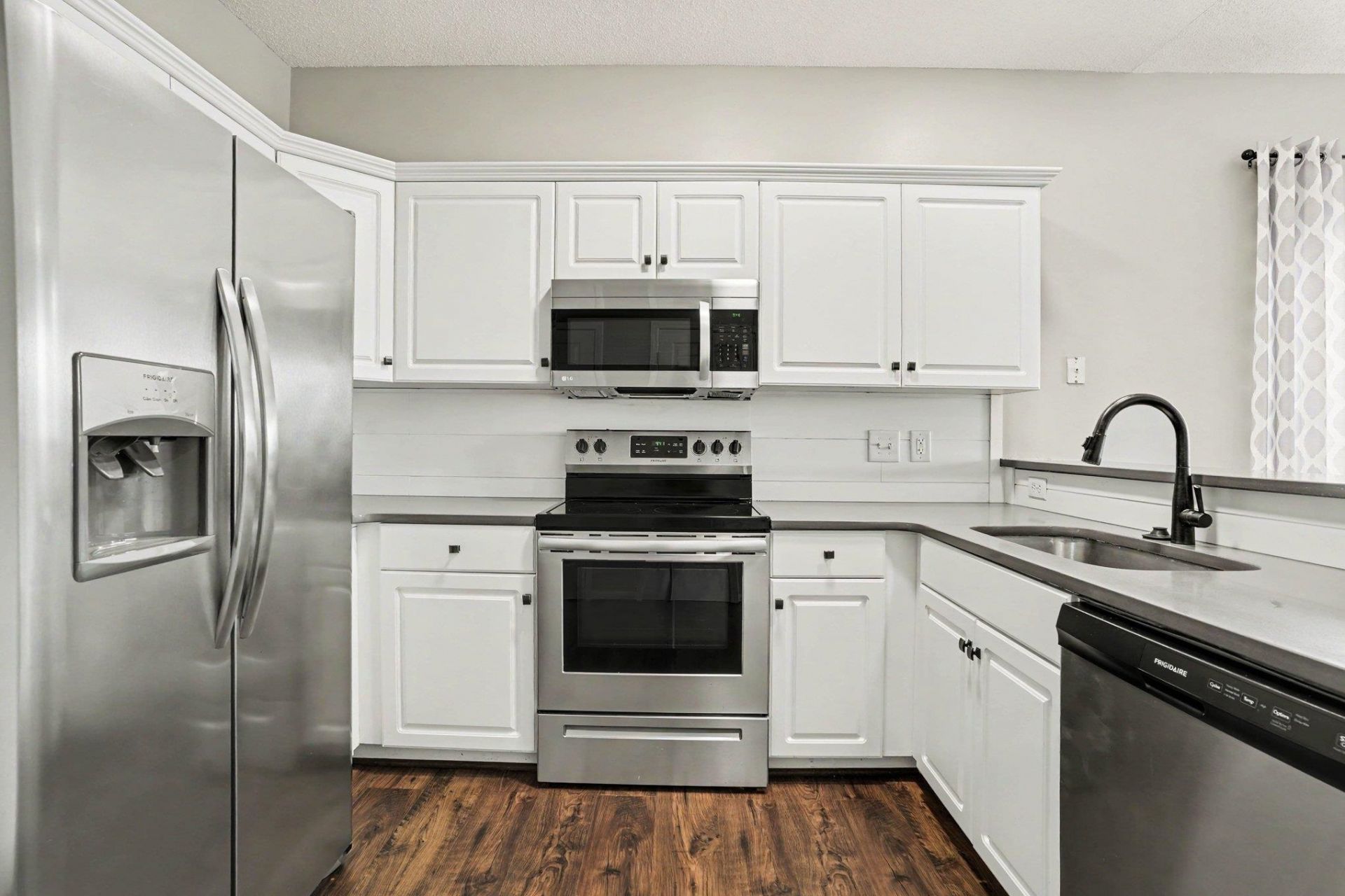 2020 Cross Gate Blvd. Photo 6
