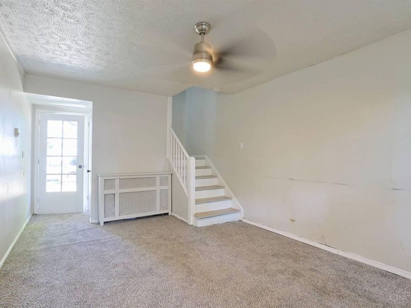 33 Farragut Road, Greenhills, OH 45218 Photo 13