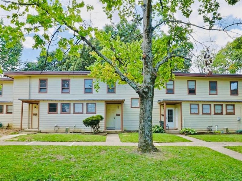 33 Farragut Road, Greenhills, OH 45218 Photo 2
