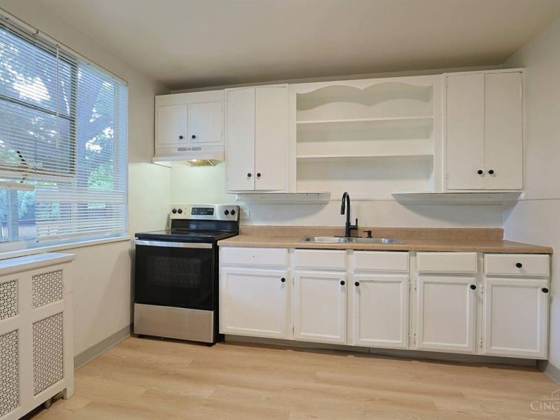 33 Farragut Road, Greenhills, OH 45218 Photo 7