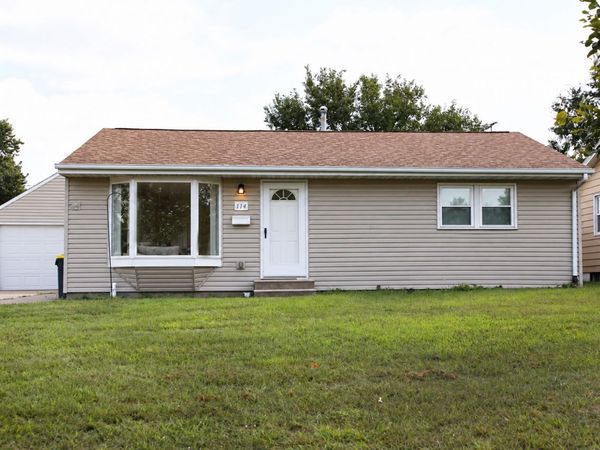 114 E Willman Street , Hiawatha, IA 52233