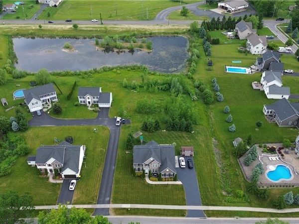 67 Kings Mill Ct, Penfield, NY 14526