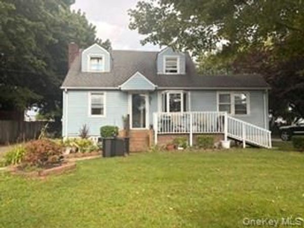 9 N Oak Street, Copiague, NY 11726