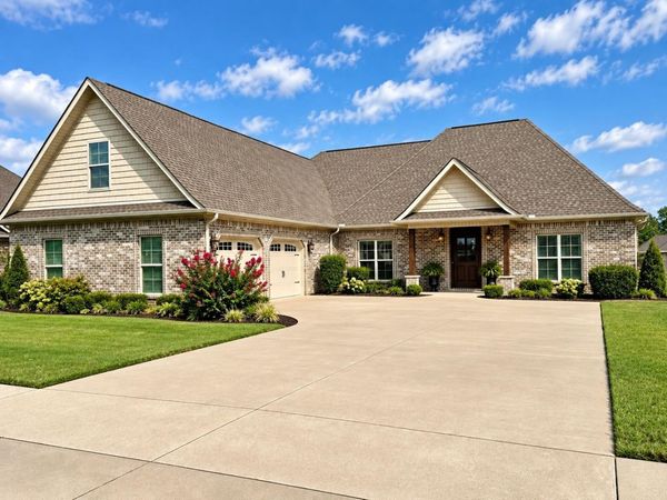 1209 Woodridge Ct, Florence, AL 35630