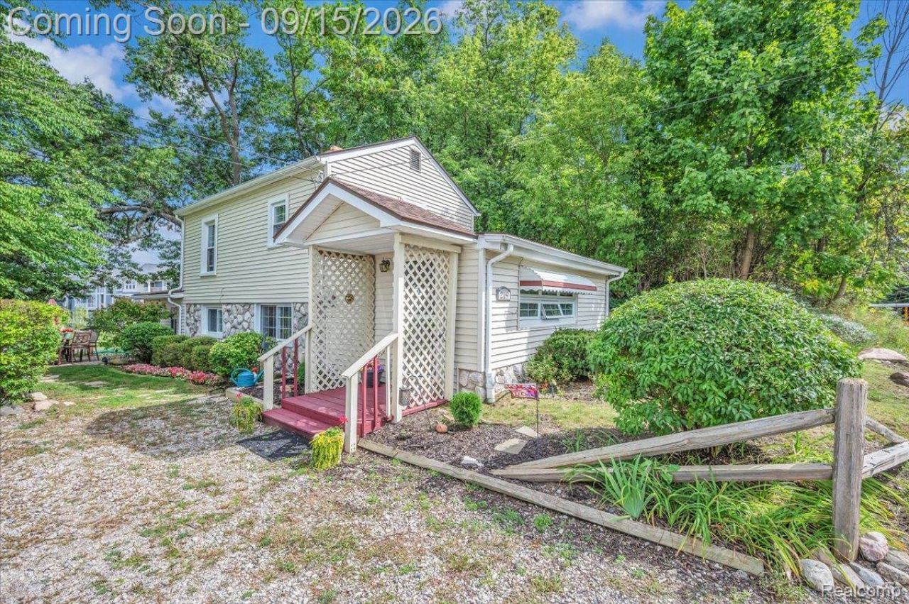 219 Brittain Drive, Lake Orion Village, Mi 48362 Main Photo