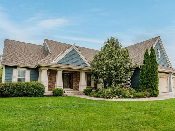 1724 Moccasin TRAIL, Waukesha, WI 53189