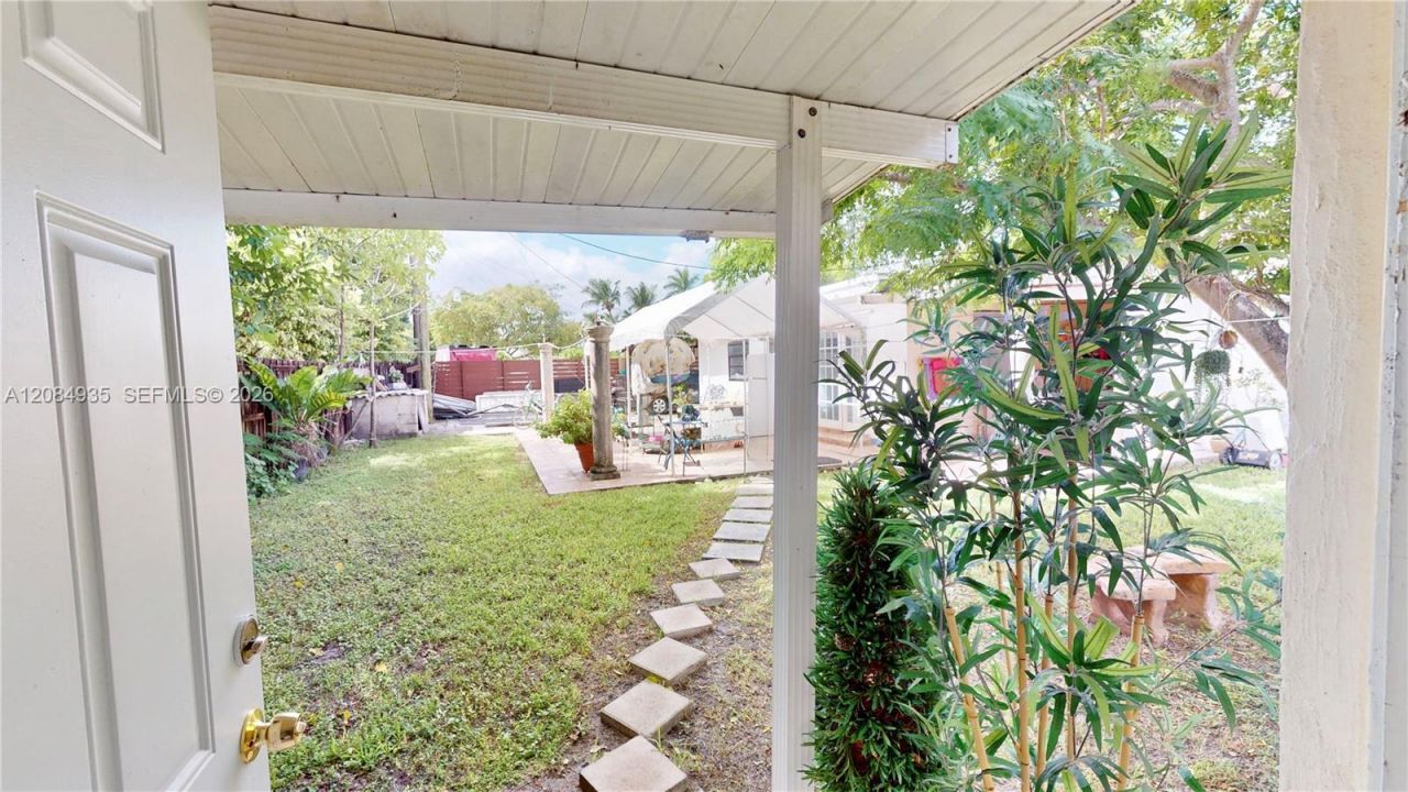 9940 SW 48th St , Miami, FL 33165 Photo