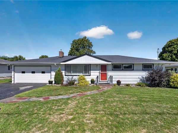 203 Hibiscus Dr, North Syracuse, NY 13212