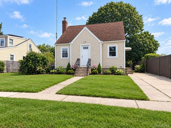 60 Howard Avenue , Copiague, NY 11726