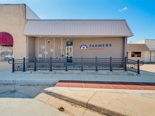123 W Cameron Ave, Rockdale, TX 76567