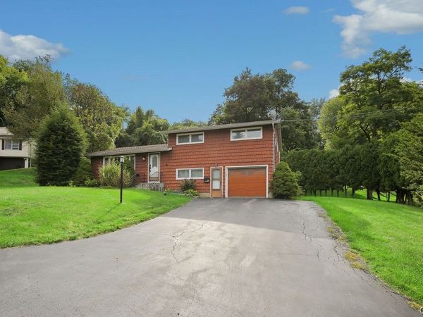 100 Oakridge Circle, Syracuse, NY 13209