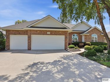 2705 Northwood Circle, Papillion, NE 68133