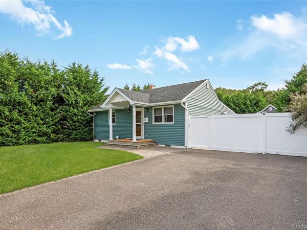 28 Academy Lane , Oakdale, NY 11769