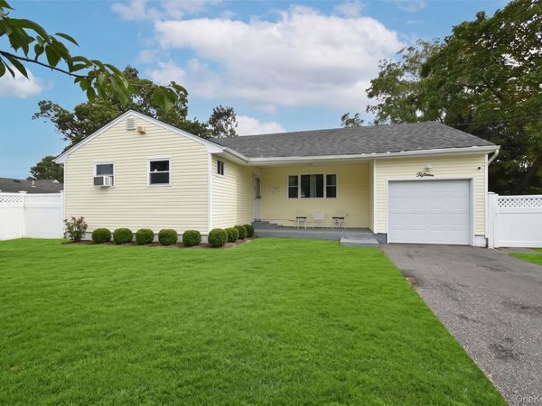 15 Center Avenue, Bay Shore, NY 11706