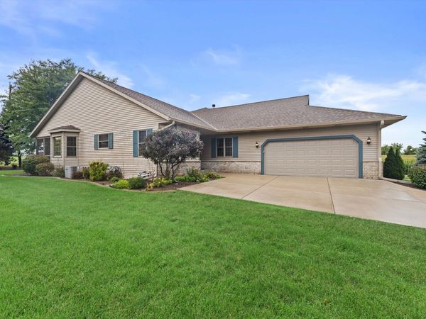 W155N6631 Blue Heron Dr, Menomonee Falls, WI 53051