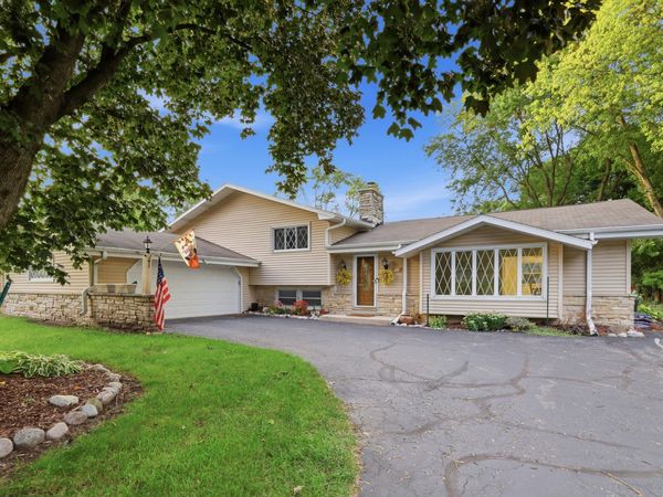 16200 Tomahawk Trl, Brookfield, WI 53005