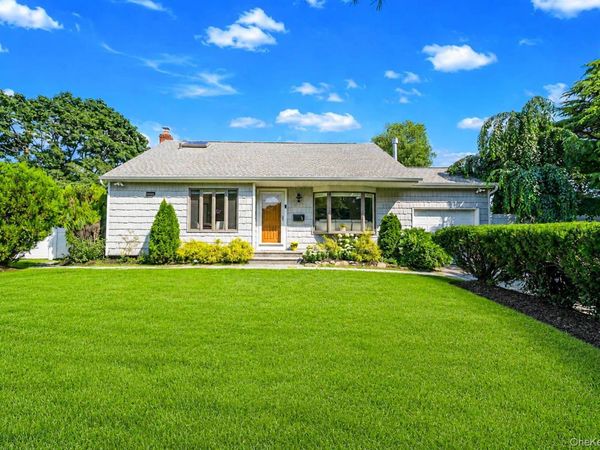1 Rutgers Street , Smithtown, NY 11787