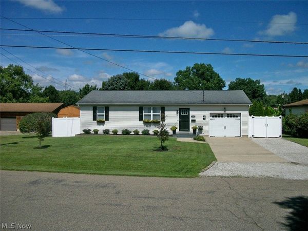 1594 Gene Street , Belpre, OH 45714