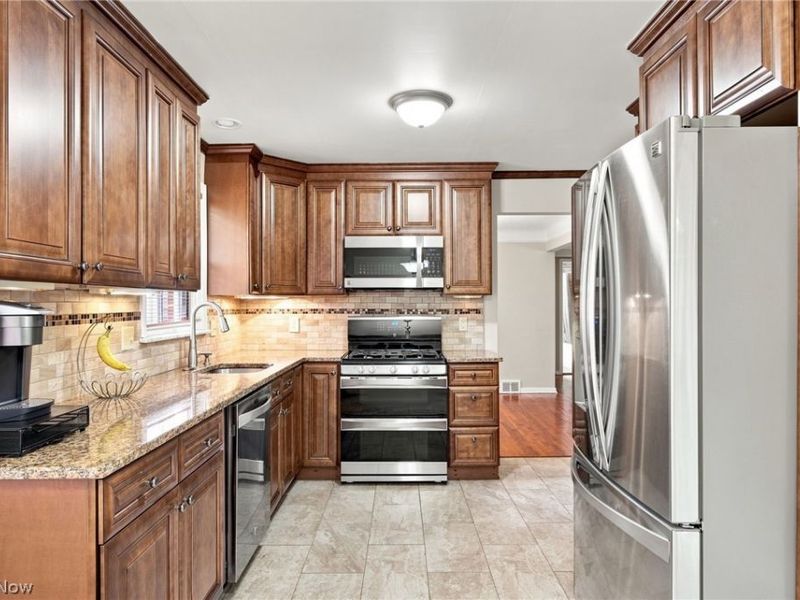 1517 Parkhill Road, Cleveland Heights, OH 44121 Photo 13