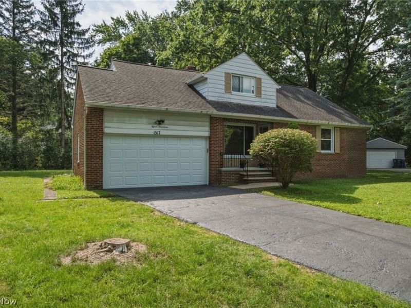 1517 Parkhill Road, Cleveland Heights, OH 44121 Photo 2
