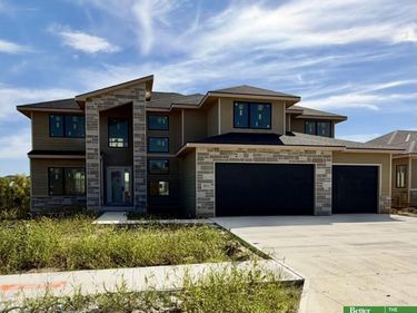 5831 N 214th Avenue Circle, Elkhorn, NE 68022