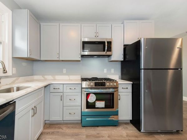 31 Mulberry St, Elmwood Park, NJ 07407