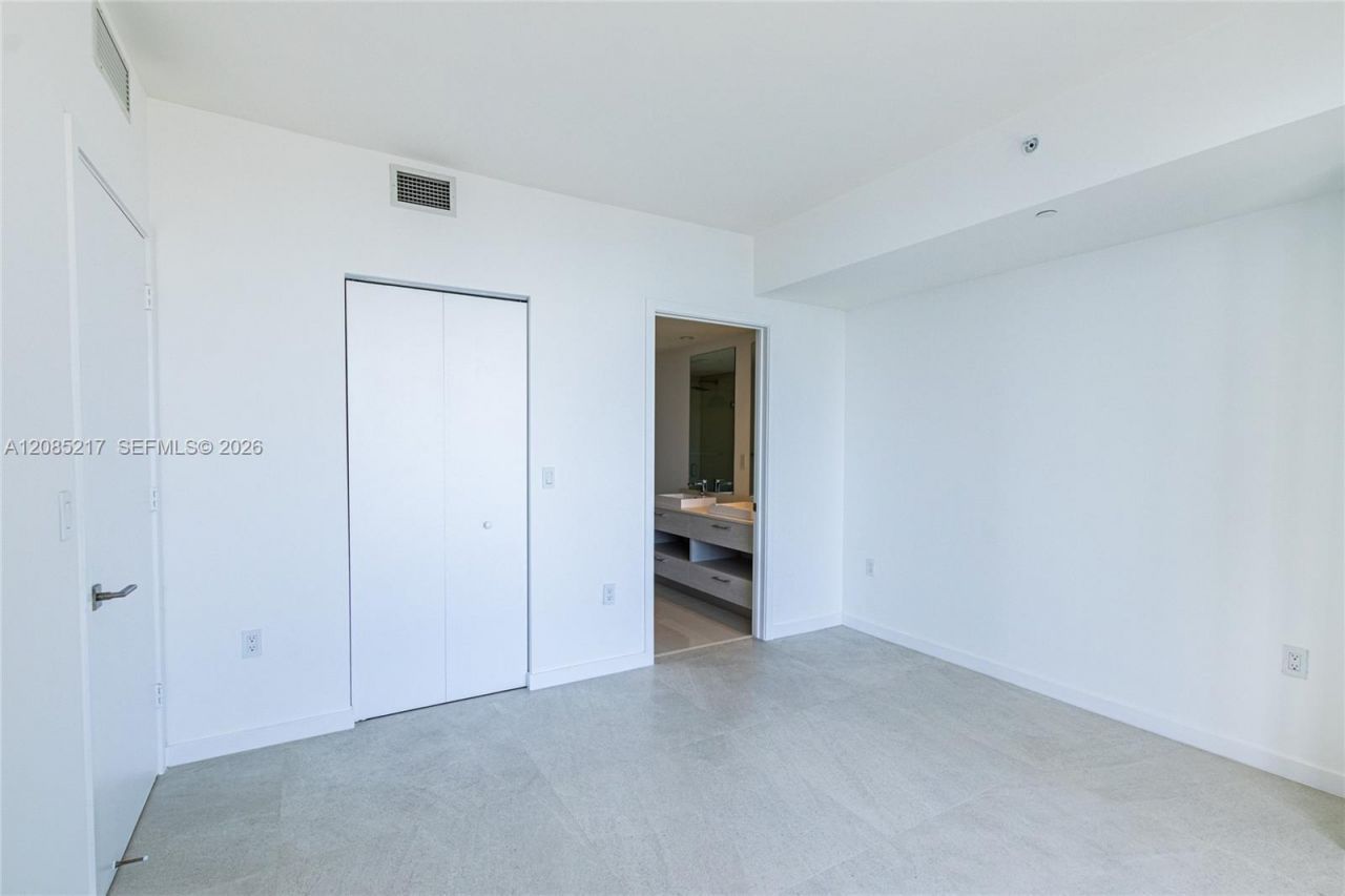 45 SW 9th St, Unit 3302, Miami, FL 33130 Photo