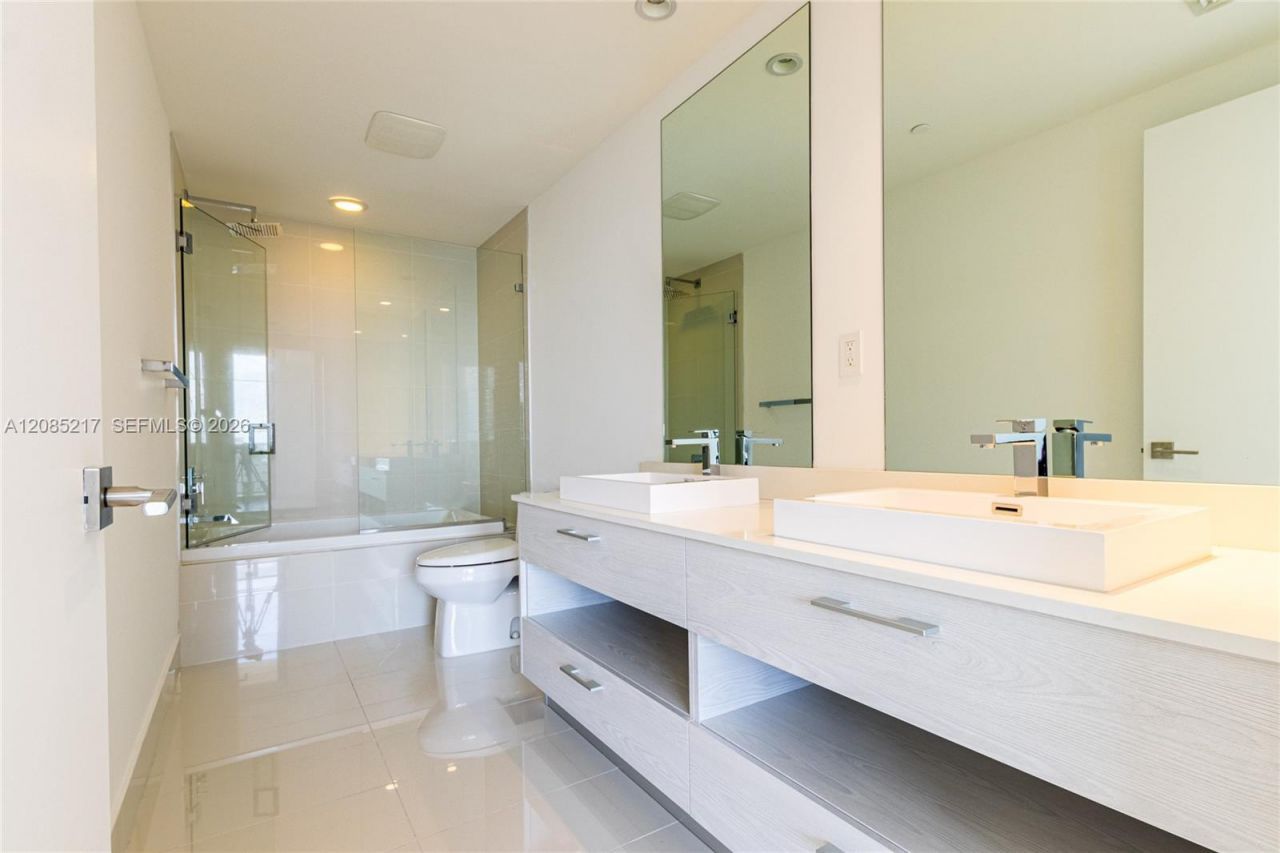 45 SW 9th St, Unit 3302, Miami, FL 33130 Photo
