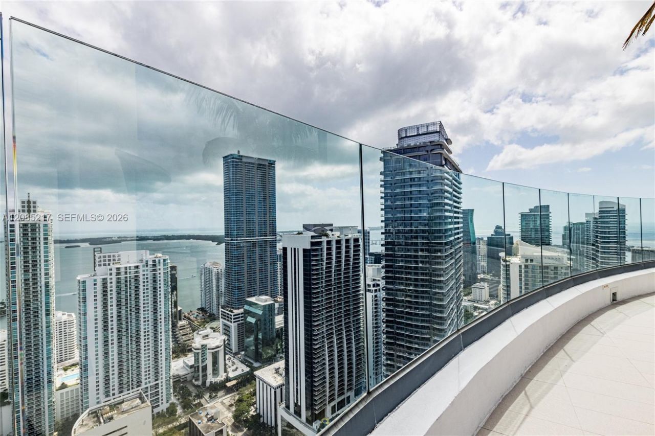 45 SW 9th St, Unit 3302, Miami, FL 33130 Photo