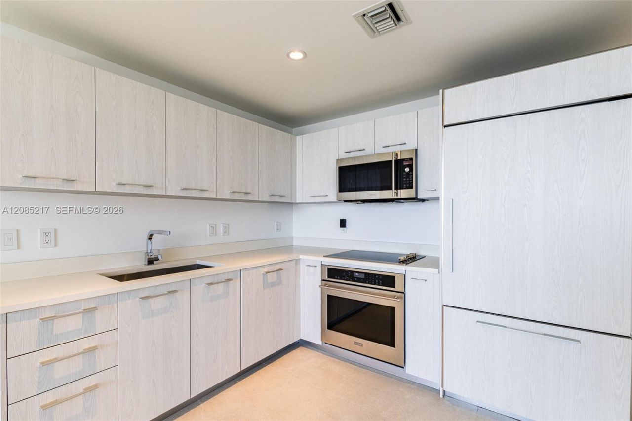 45 SW 9th St, Unit 3302, Miami, FL 33130 Photo
