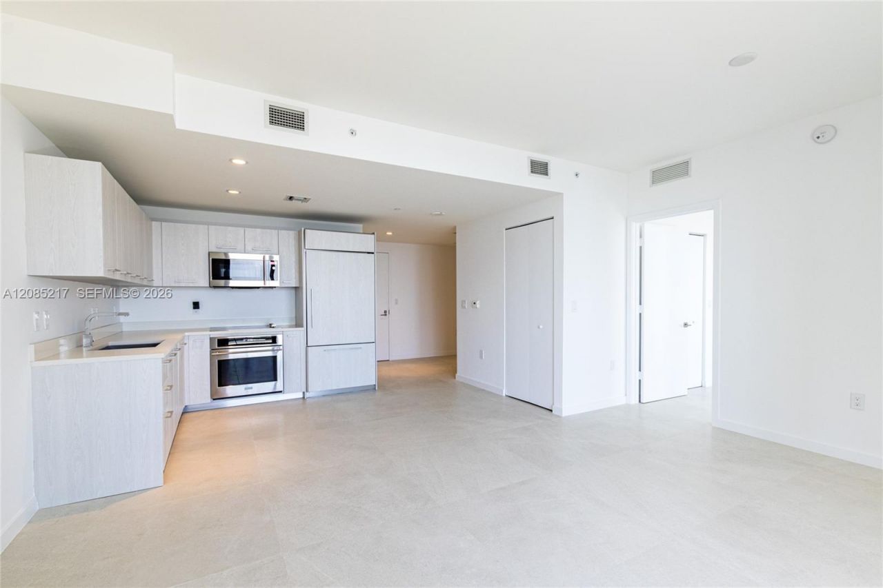 45 SW 9th St, Unit 3302, Miami, FL 33130 Photo