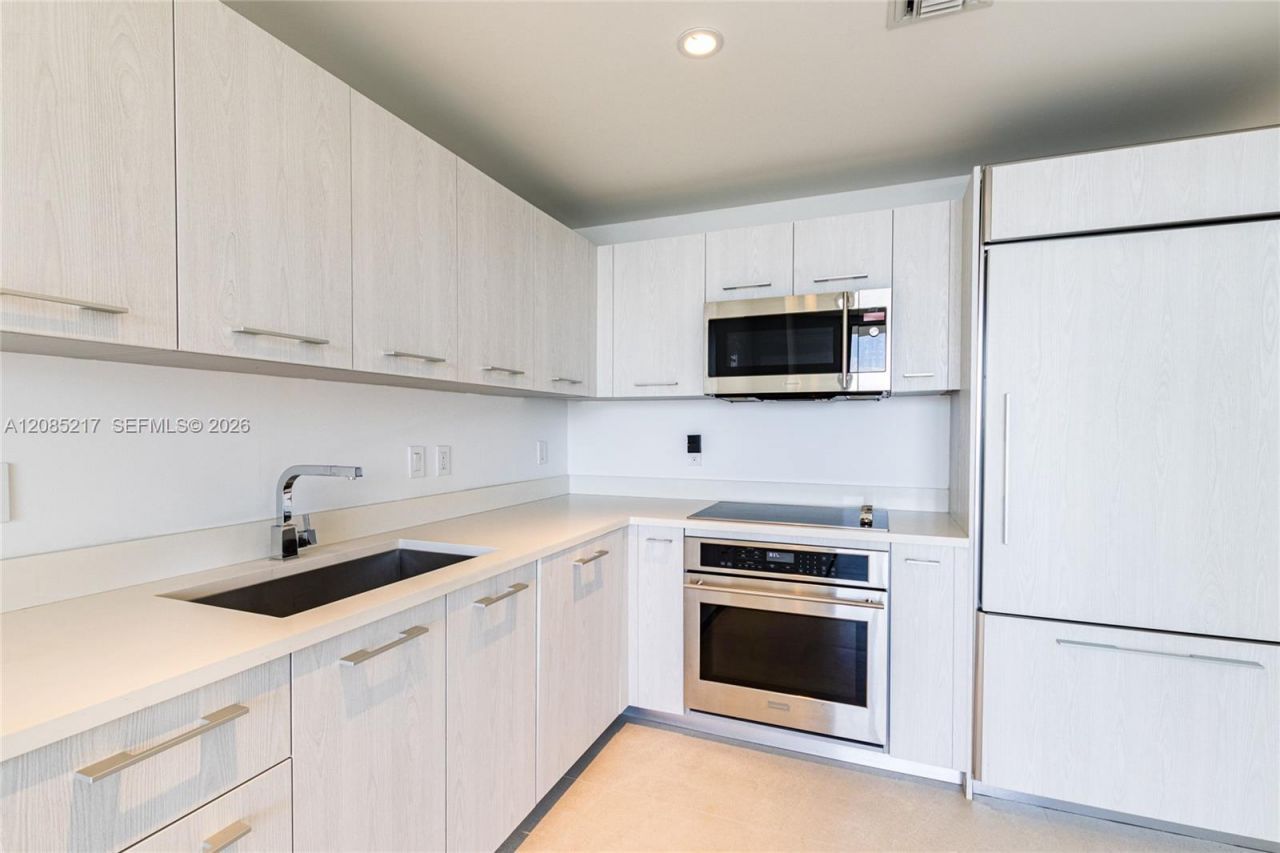 45 SW 9th St, Unit 3302, Miami, FL 33130 Photo