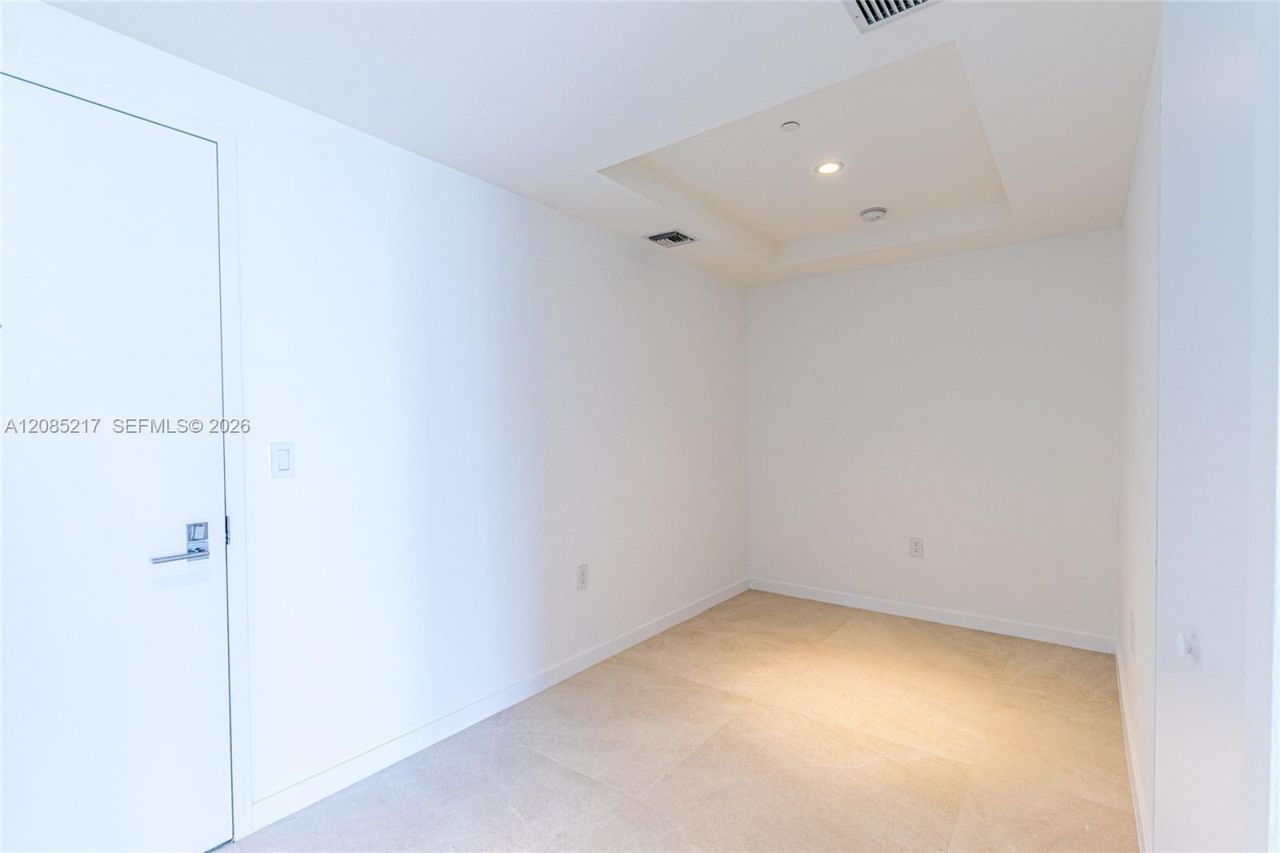 45 SW 9th St, Unit 3302, Miami, FL 33130 Photo